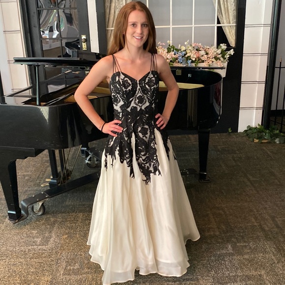 Beautiful flowing black and white formal dress - Picture 1 of 4
